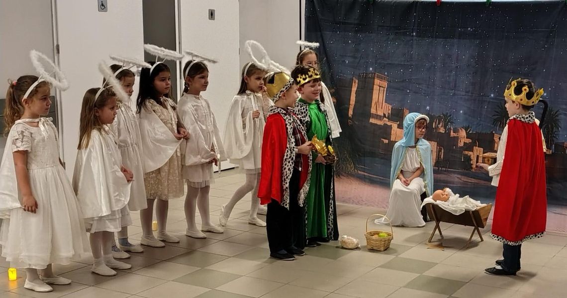 Mali artyści z „Żuczków” wystąpili przed seniorami. Jasełkowe spotkanie w Klubie Seniora+ przy PSP nr 19