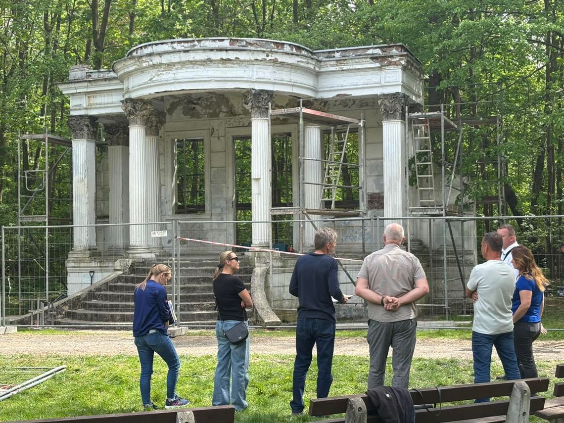 Mały fragment wielkiej historii. Ruszają prace przy pałacowym portyku w Sławięcicach Mały fragment wielkiej historii. Ruszają prace przy pałacowym portyku w Sławięcicach
