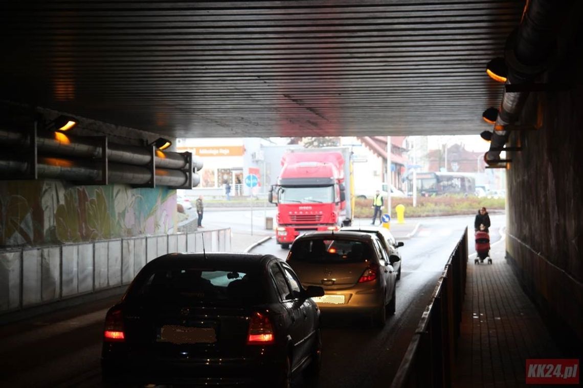 Mandat dla kierowcy, którego ciężarówka utknęła pod wiaduktem w centrum