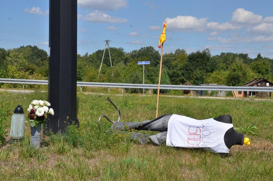 Manekin w koszulce "wolne sądy" na rondzie Pileckiego