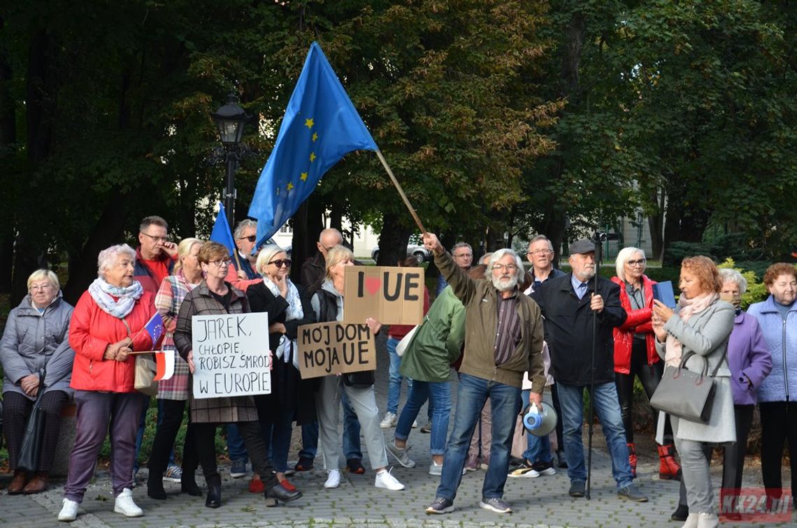 Manifestacja przeciw wyprowadzaniu Polski z UE. Ponad sto osób zebrało się na placu Rady Europy