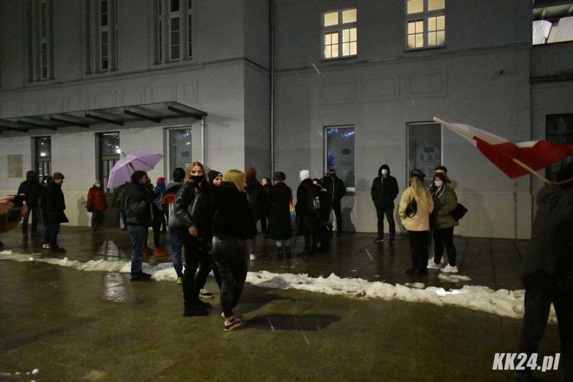 Manifestujący wrócili na ulice Kędzierzyna-Koźla. Kilkadziesiąt osób bierze udział w proteście Strajku Kobiet