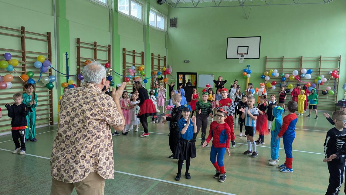 Superbohaterowie, królowe i postacie z gier na jednej zabawie. Bal karnawałowy w "Dziewiątce". ZDJĘCIA