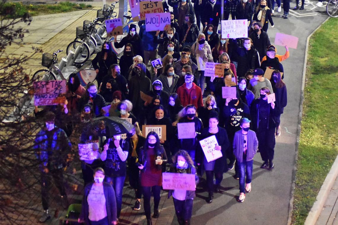 Marsz kobiet idzie przez miasto, kibice stoją pod krzyżem i kościołami. Czwarty dzień protestów