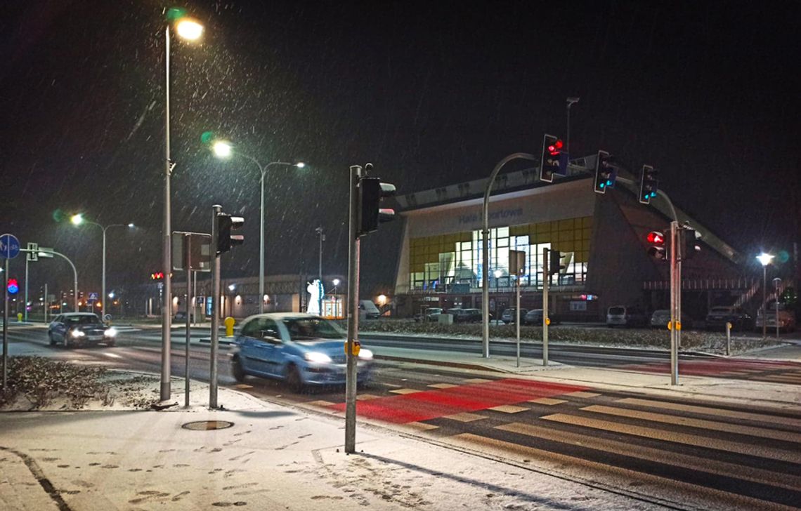 Marznący deszcz może powodować gołoledź. Ostrzeżenie meteorologiczne dla powiatu