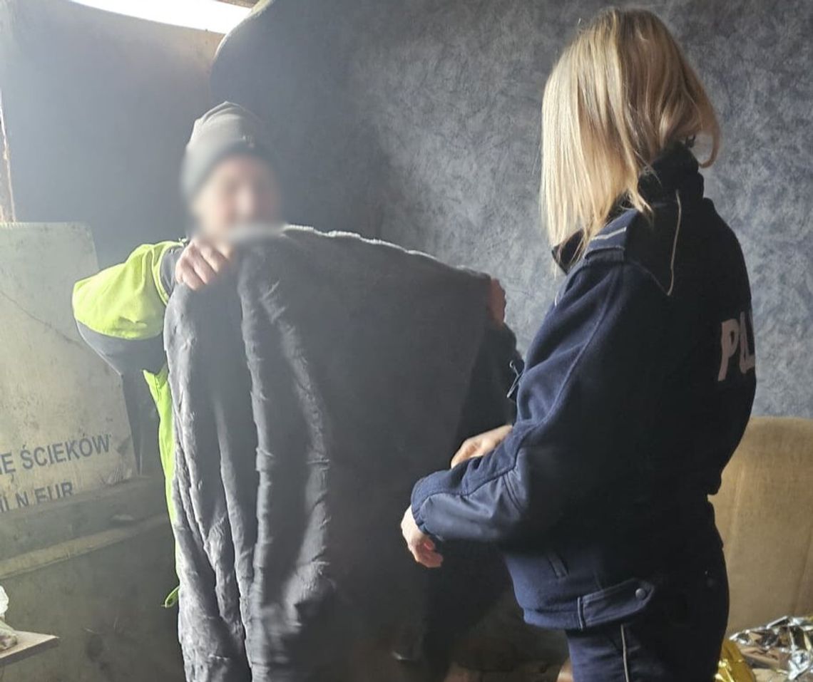 Marzył o nowym kocu i ciepłym posiłku. Dzielnicowi z Kędzierzyna-Koźla pomogli bezdomnemu mężczyźnie Marzył o nowym kocu i ciepłym posiłku. Dzielnicowi z Kędzierzyna-Koźla pomogli bezdomnemu mężczyźnie