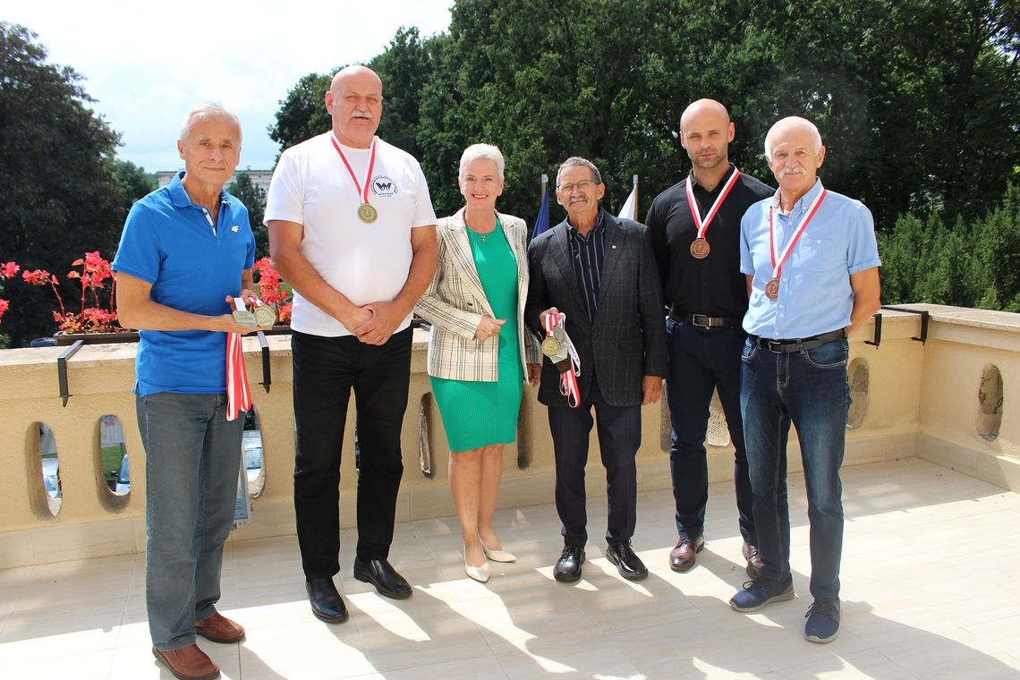 Mastersi z Kędzierzyna-Koźla z siedmioma medalami Mistrzostw Polski. Sportowcy spotkali się z prezydent miasta