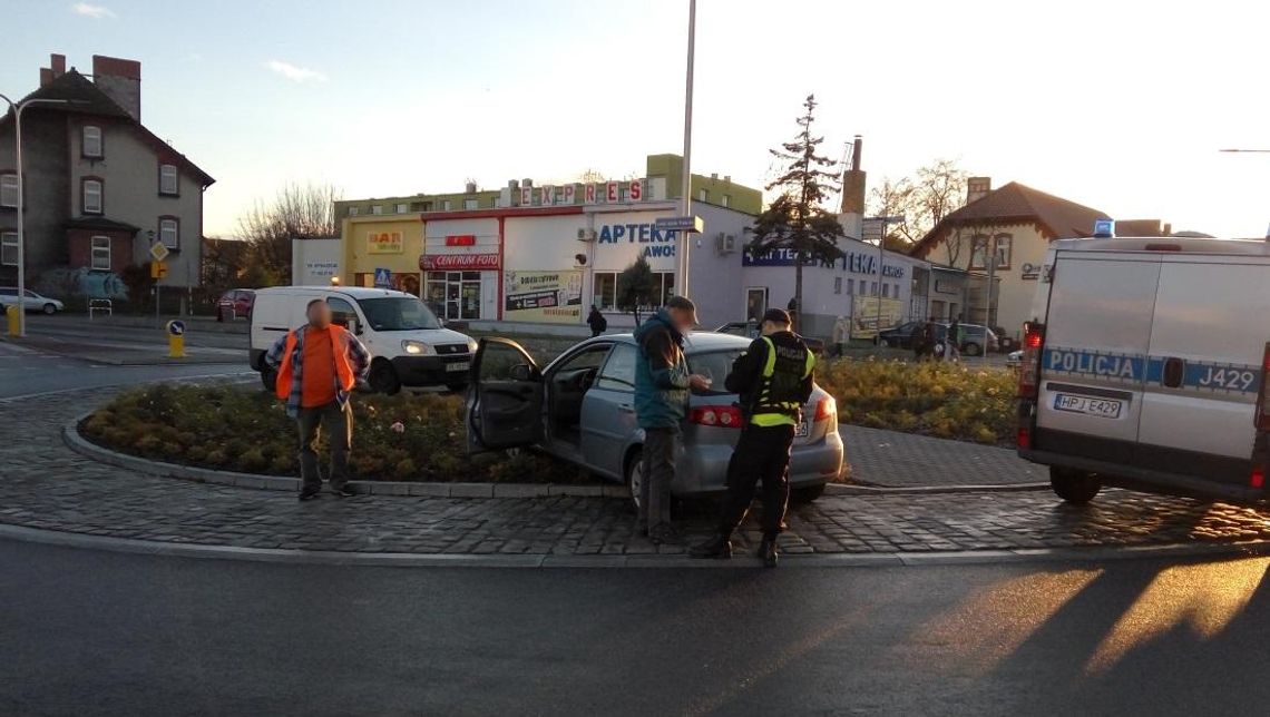 MATOŁKI: Luzak z Kluczborka zaparkował w rabatkach