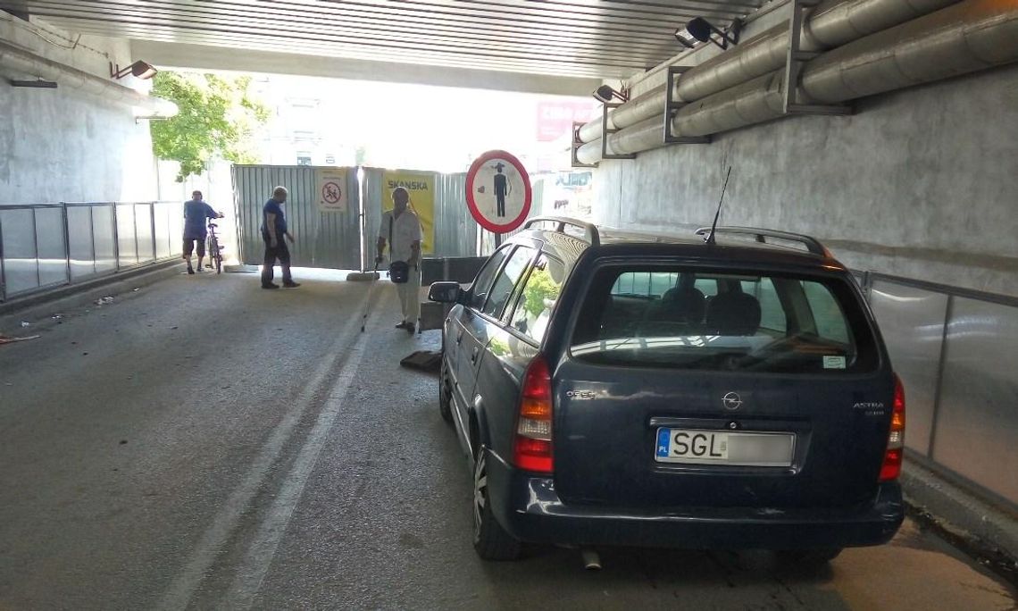 MATOŁKI: Zrobił sobie  garaż pod wiaduktem