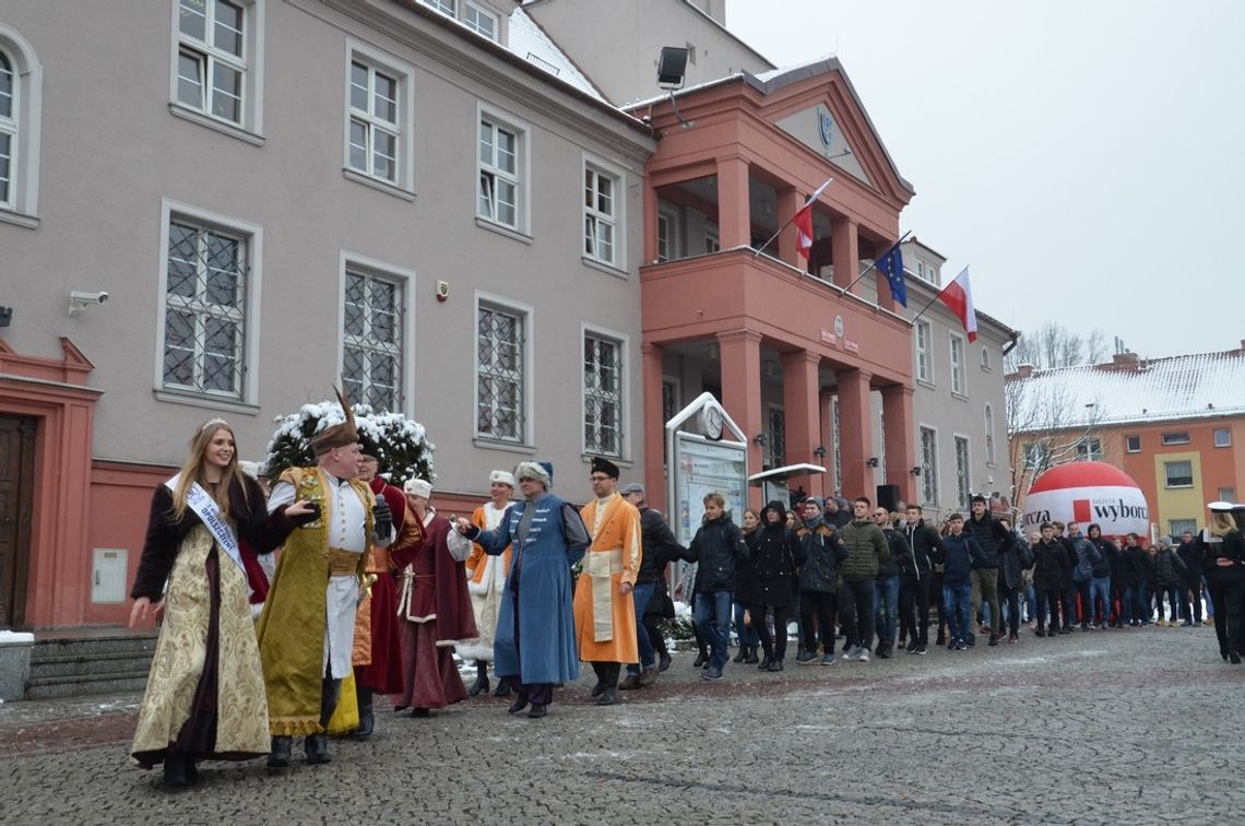 Maturzyści ćwiczą kroki. W czwartek zatańczą wielkiego poloneza na placu Wolności