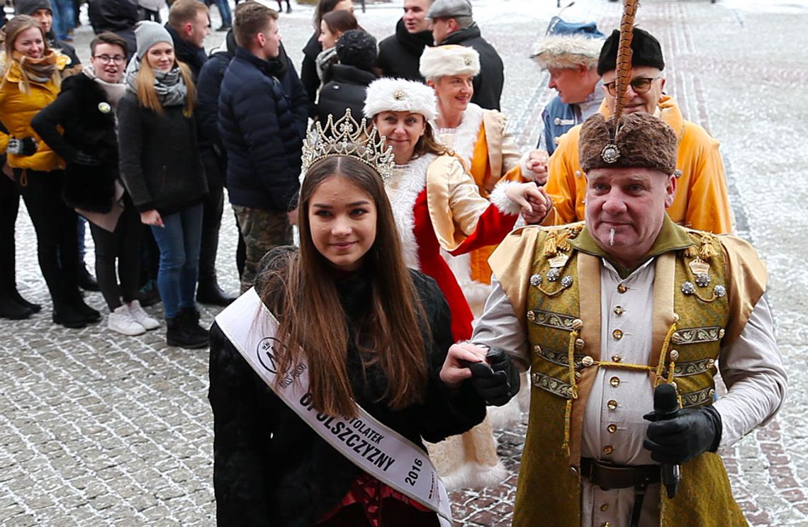 Maturzyści z Kędzierzyna-Koźla zatańczyli poloneza na placu Wolności. WIDEO