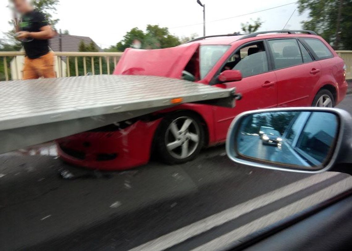 Mazda wbiła się w dostawczaka. Kolizja na moście przy śluzie. Ogromne korki