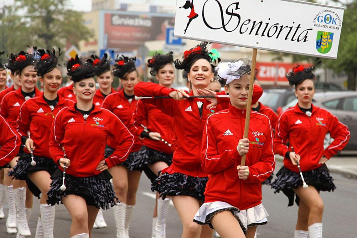 Mażoretki przemaszerowały ulicą Wojska Polskiego. Mistrzostwa Polski w Kędzierzynie-Koźlu. ZDJĘCIA