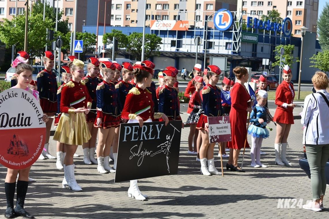 Mażoretki przeszły wzdłuż alei Jana Pawła II. Trwają Mistrzostwa Polski w Kędzierzynie-Koźlu. ZDJĘCIA