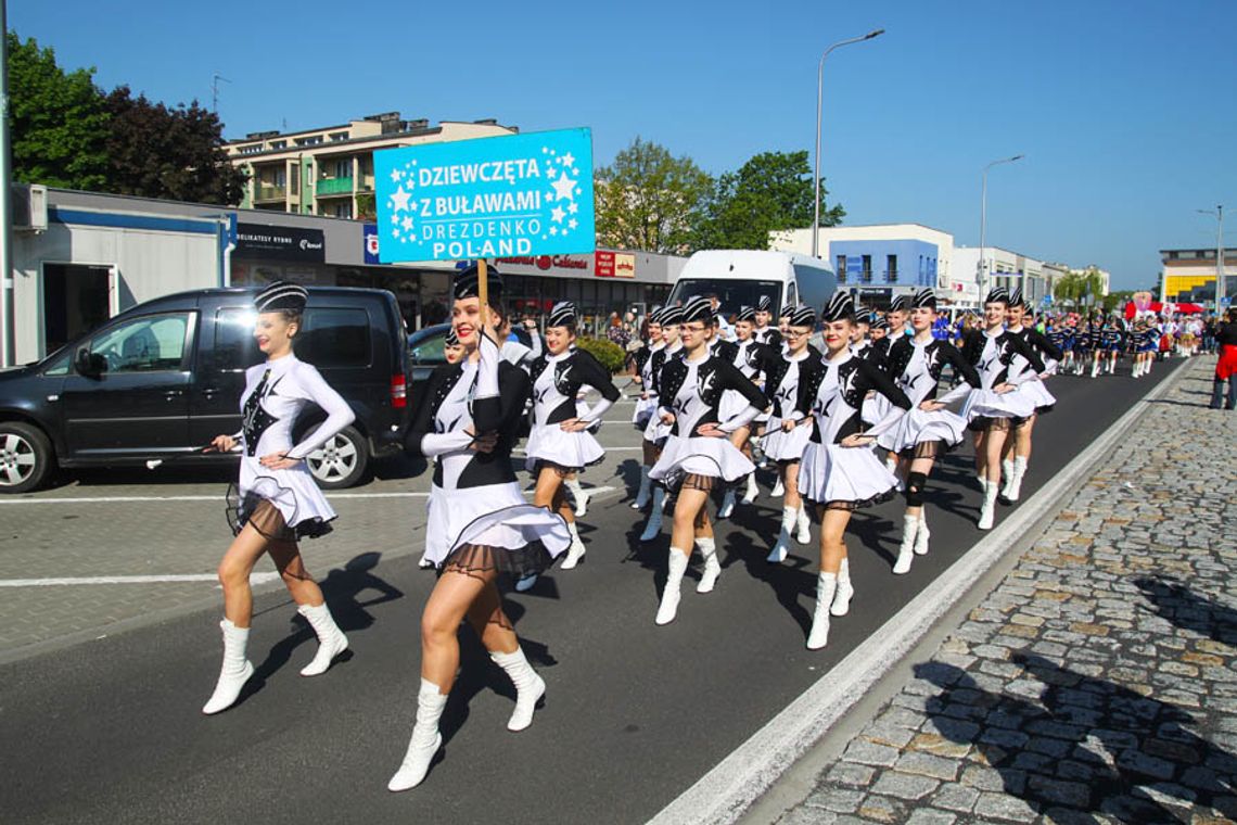 Mażoretki z całej Polski przemaszerowały ulicą Wojska Polskiego. Ruszają mistrzostwa. ZDJĘCIA