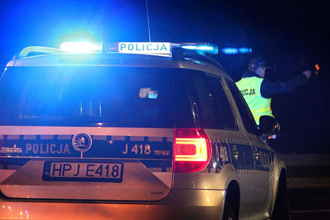 Mercedes wjechał w mężczyznę na przejściu dla pieszych. Policjanci szukają świadków zdarzenia