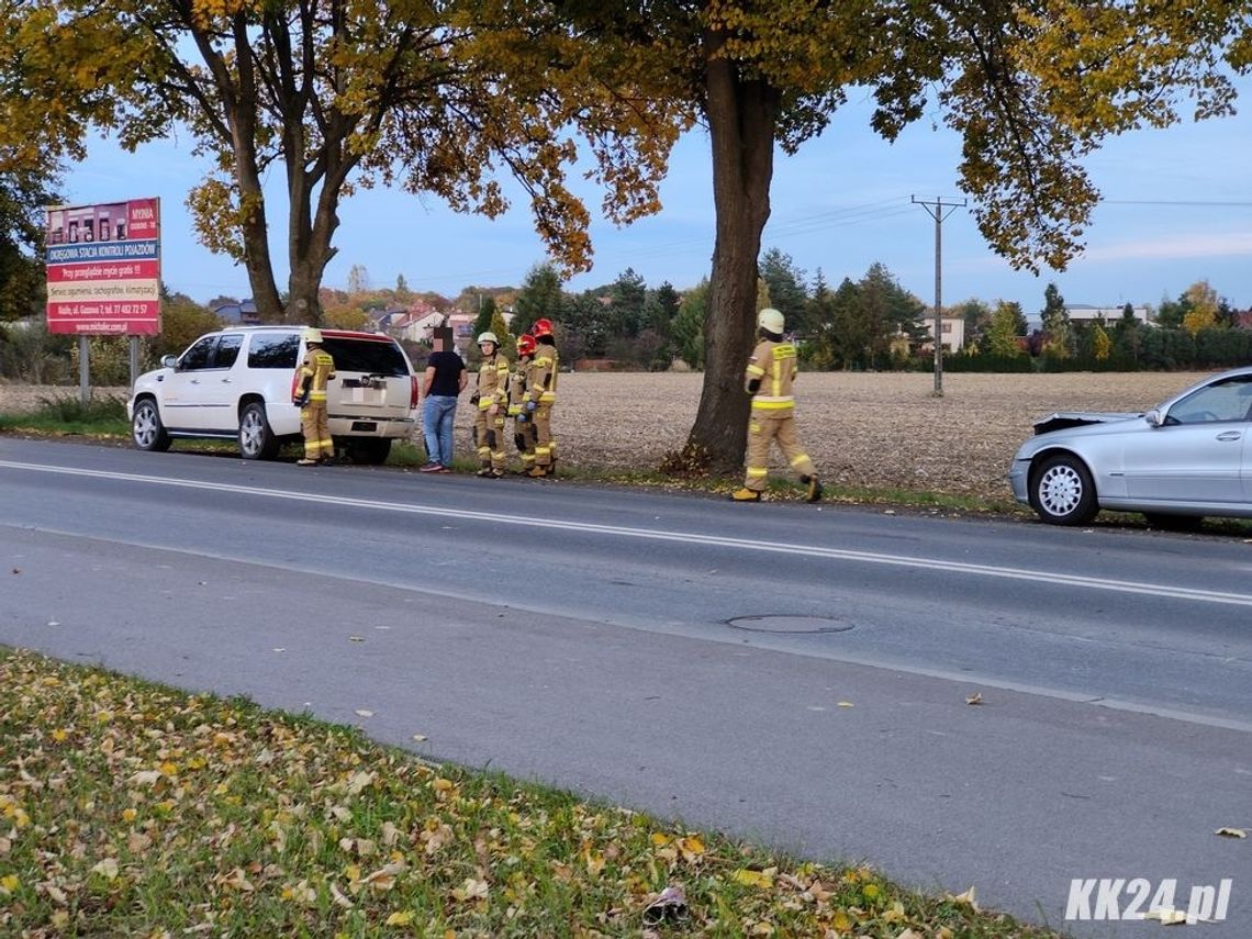 Mercedes wjechał w tył luksusowego cadillaca. Kolizja na ulicy Głubczyckiej w Koźlu