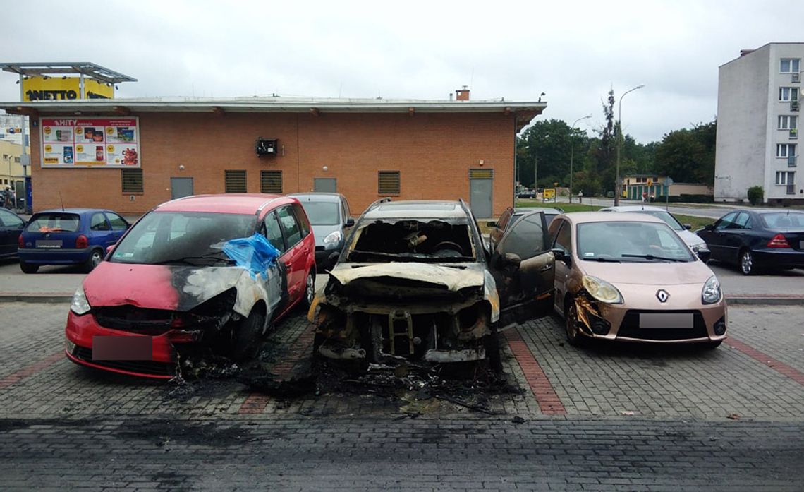 Mercedes wybuchł na parkingu. Dwa inne auta nadpalone