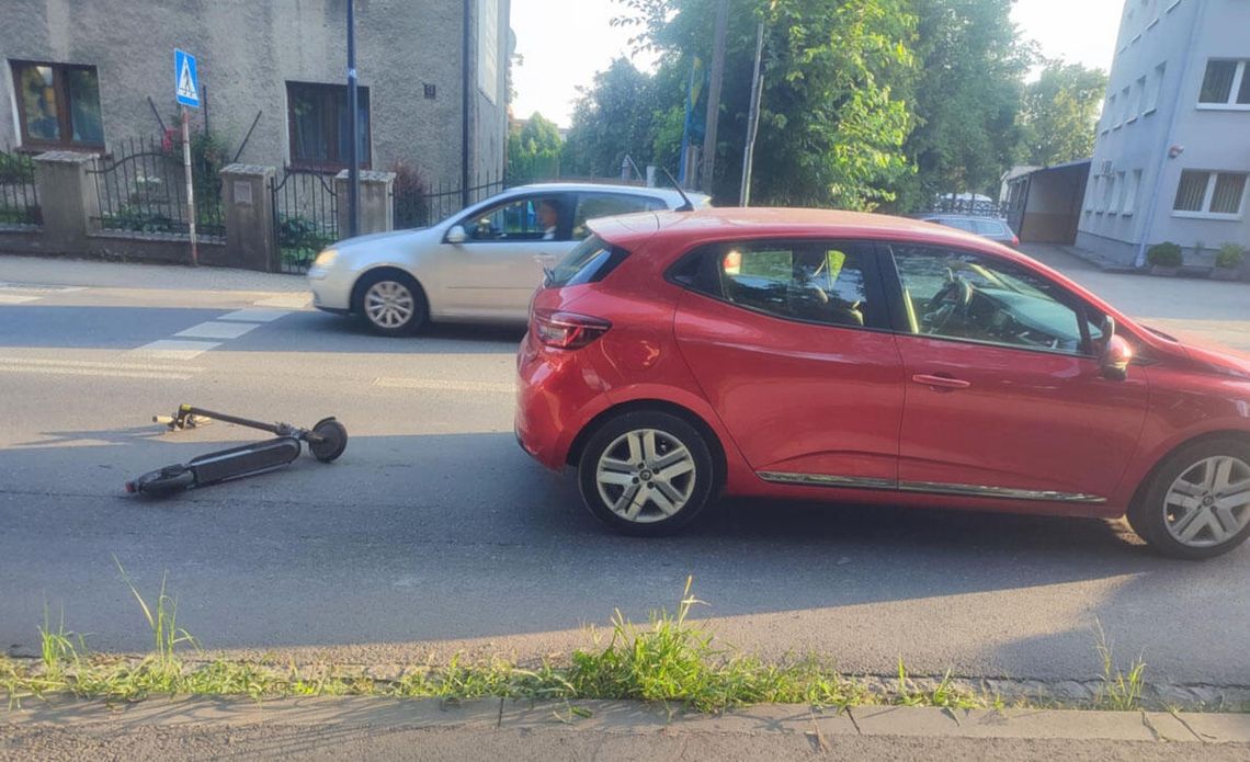 Mężczyzna na hulajnodze wjechał prosto pod samochód. Groźne zdarzenie drogowe w Koźlu