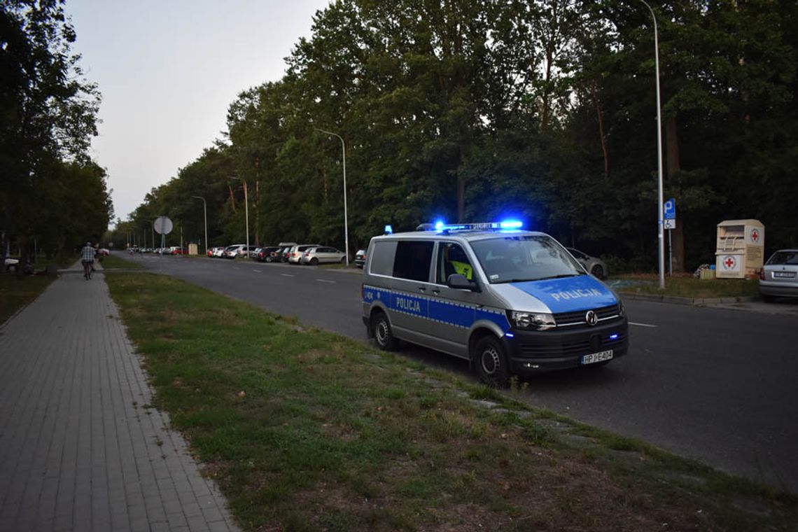 Mężczyzna znaleziony pod oknami prawdopodobnie skoczył. Jego stan jest ciężki