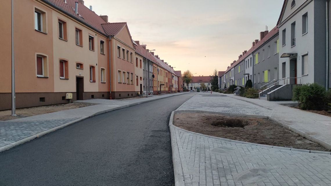 Miasto kończy remont ulicy Słowackiego na Pogorzelcu. Budowlańcy ułożyli pierwszą warstwę asfaltu