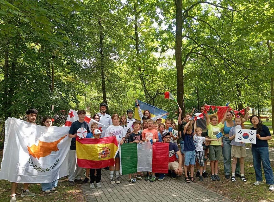 Międzynarodowa ekipa wolontariuszy zawitała do Kędzierzyna-Koźla. Spotkali się z uczestnikami półkolonii