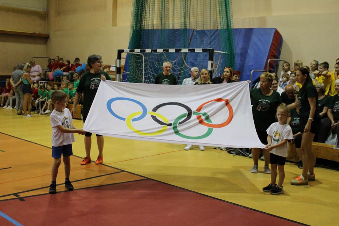 Międzypokoleniowo i sportowo. Dzieci i seniorzy z Kędzierzyna-Koźla wystąpili na wyjątkowej olimpiadzie. ZDJĘCIA