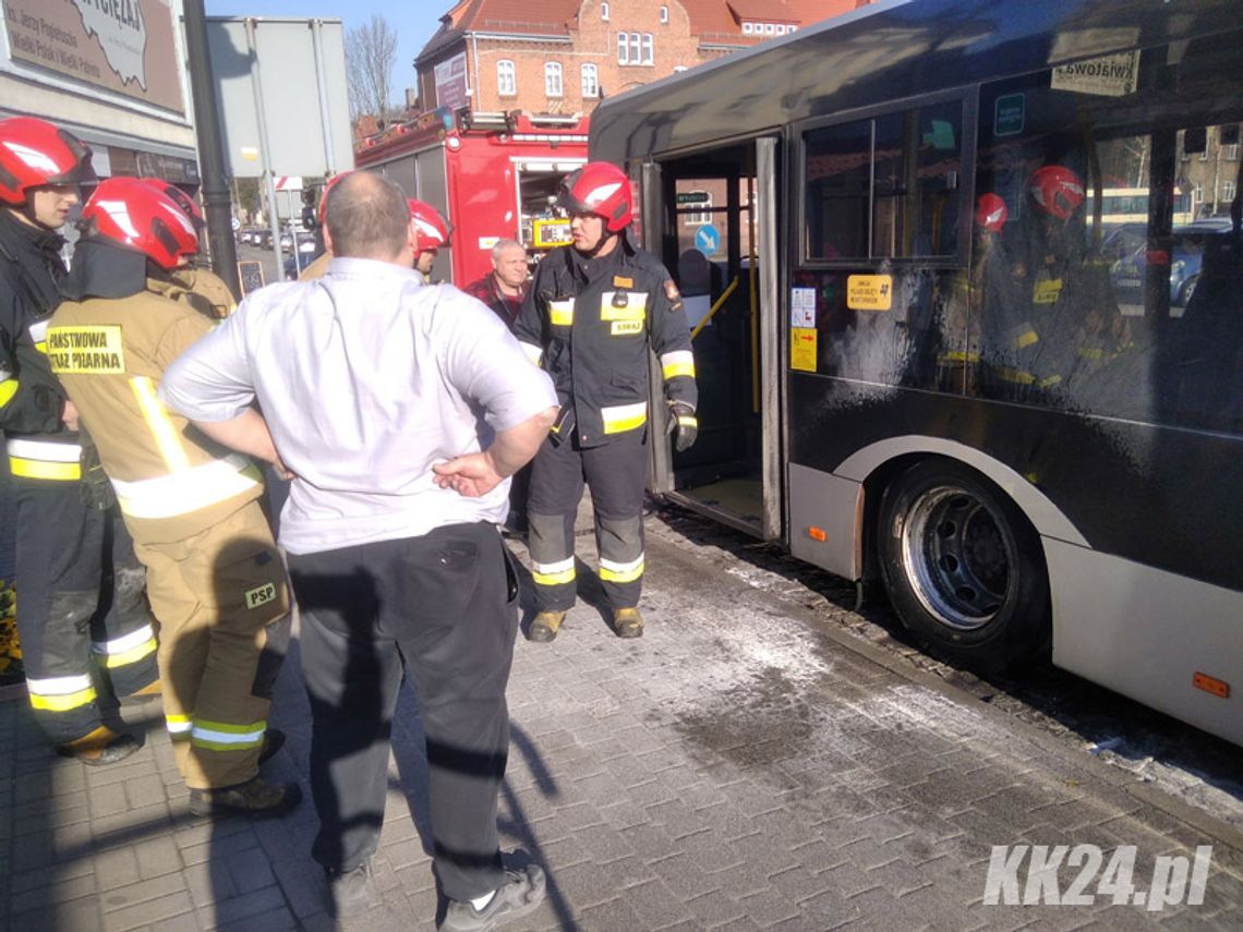 Miejski autobus zapalił się podczas jazdy. Kierowca użył gaśnicy, interweniowali strażacy