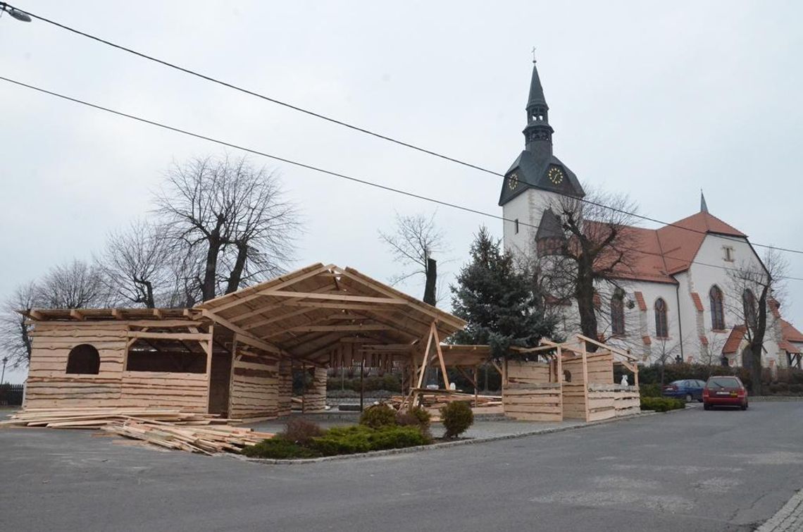 Mieszkańcy Dziergowic po raz piąty budują żywą szopkę. ZDJĘCIA