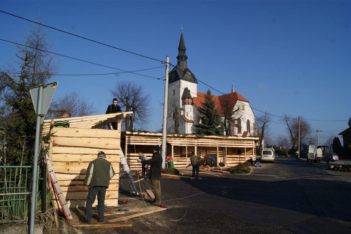 Mieszkańcy Dziergowic po raz trzeci budują żywą szopkę bożonarodzeniową. ZDJĘCIA