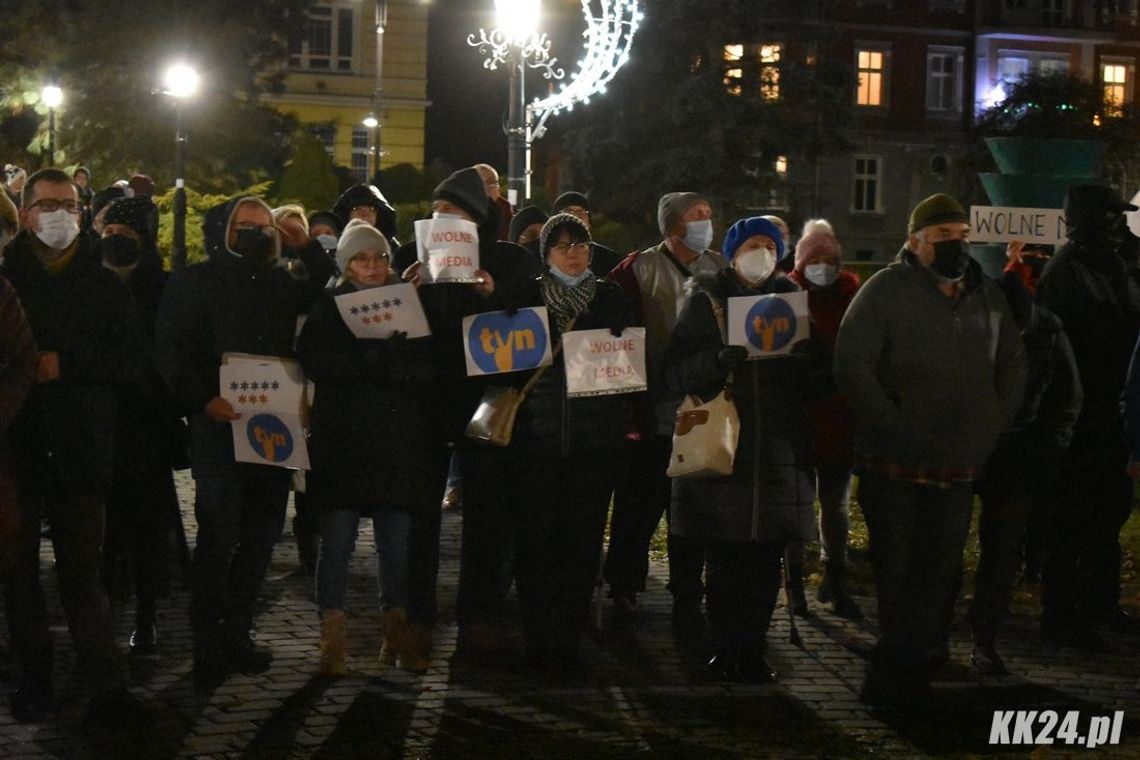 Mieszkańcy Kędzierzyna-Koźla manifestowali przeciwko ustawie "lex TVN". ZDJĘCIA
