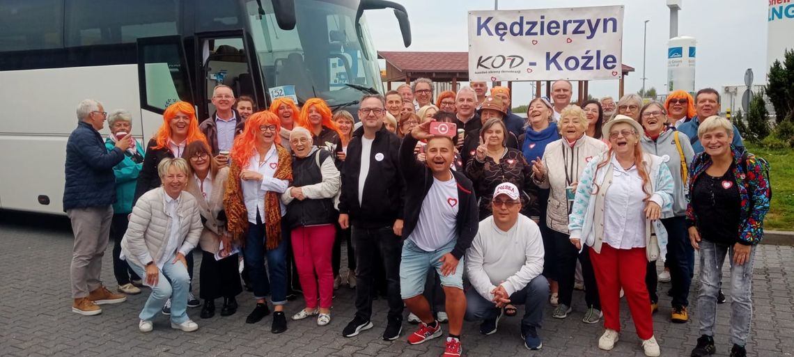 Mieszkańcy Kędzierzyna-Koźla na Marszu Miliona Serc w Warszawie. Wielka demonstracja opozycji i mobilizacja przed wyborami