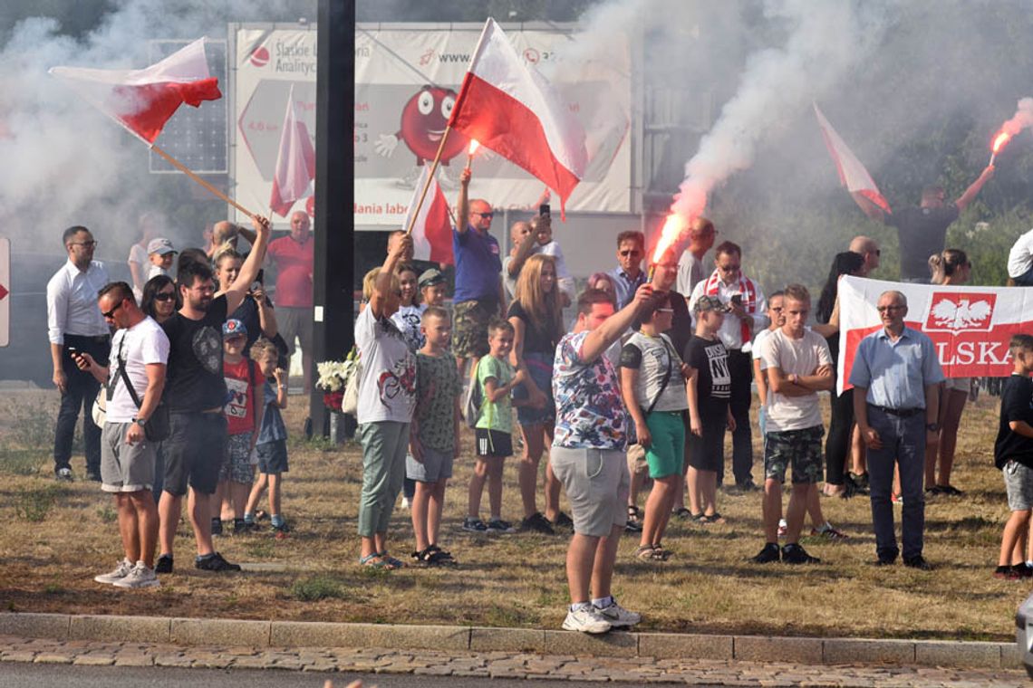 Mieszkańcy Kędzierzyna-Koźla w hołdzie powstańcom warszawskim. Godzina "W" na rondzie Pileckiego