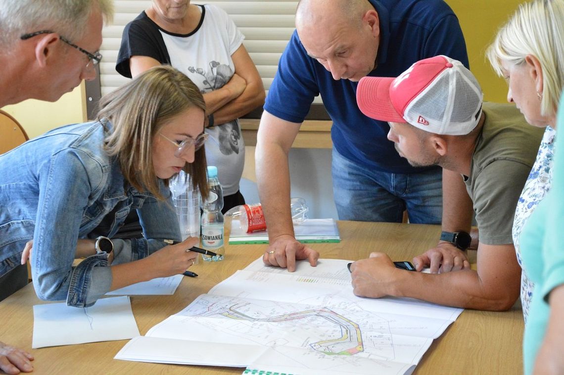 Mieszkańcy Lenartowic omówili z urzędnikami koncepcje budowy ulicy Jeremiego Przybory