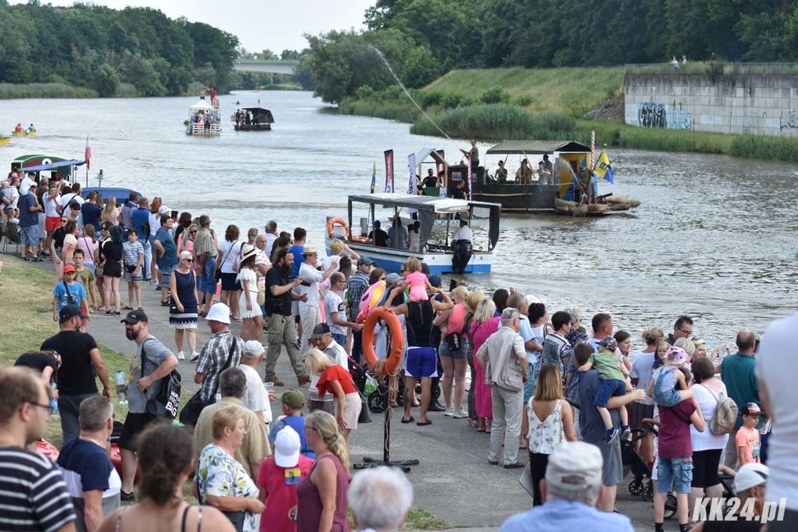 Mieszkańcy powitali armadę kolorowych pływadeł. Wielki finał spływu na Szkwale. ZDJĘCIA