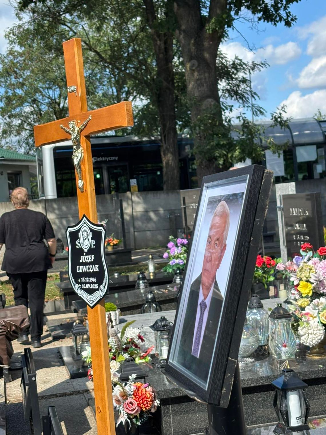 Mieszkańcy pożegnali Józefa Lewczaka. Były prezydent miasta spoczął na cmentarzu Kuźniczka Mieszkańcy pożegnali Józefa Lewczaka. Były prezydent miasta spoczął na cmentarzu Kuźniczka
