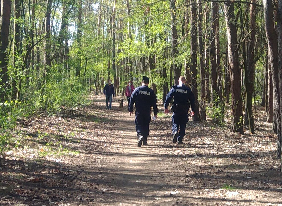 Mieszkańcy ruszyli do otwartych lasów, a wraz z nimi policjanci. Można spotkać patrol