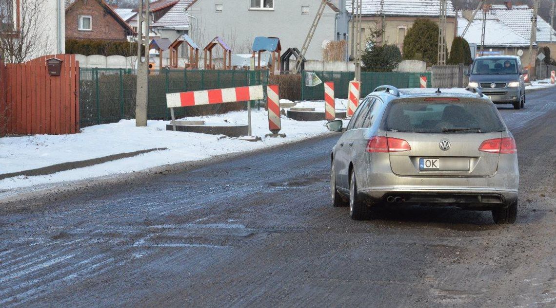 Mieszkańcy skarżą się na remont drogi: „Zerwali asfalt i zostawili ogromne dziury”. ZDJĘCIA