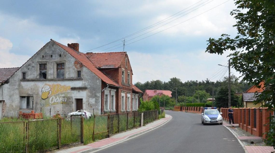 Mieszkańcy słyszeli strzały. Policjanci przeczesują okolicę. Co wydarzyło się w Brzeźcach?