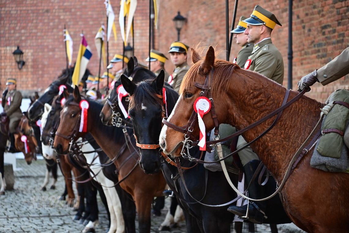 Mieszkańcy spotkali się z kawalerią. Defilada Ułanów w ramach Tygodnia Patriotycznego Mieszkańcy spotkali się z kawalerią. Defilada Ułanów w ramach Tygodnia Patriotycznego