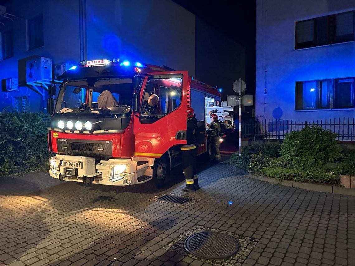 Mieszkańcy wieżowca w Śródmieściu widzieli zadymienie. Na miejscu straż pożarna i policja