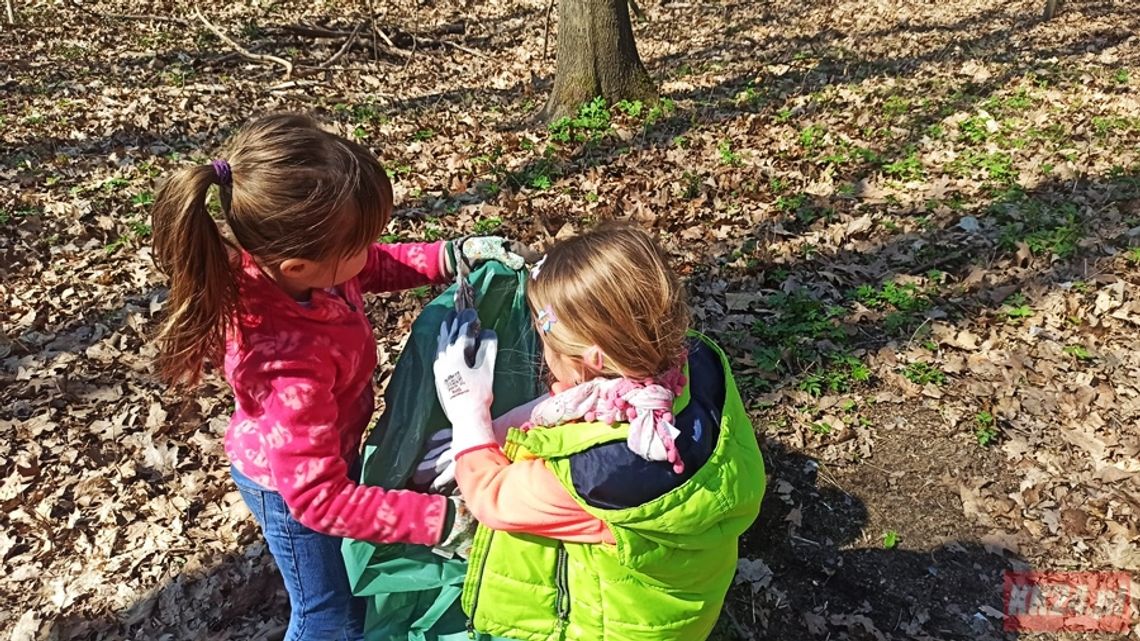 Mieszkańcy wzięli sprawy w swoje ręce i posprzątali las. Akcja społeczna na osiedlu Kuźniczka