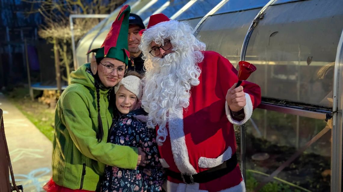 Mikołaj i kolorowi pomocnicy pukali od drzwi do drzwi. Wyjątkowa inicjatywa dla małych mieszkańców osiedla Kuźniczka Mikołaj i kolorowi pomocnicy pukali od drzwi do drzwi. Wyjątkowa inicjatywa dla małych mieszkańców osiedla Kuźniczka