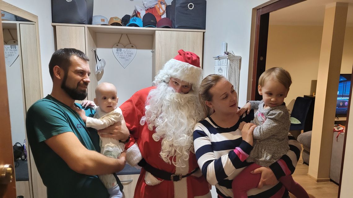 Święty Mikołaj odwiedził grzeczne dzieci. Wraz z pomocnikami z rady osiedla wręczał prezenty w domach