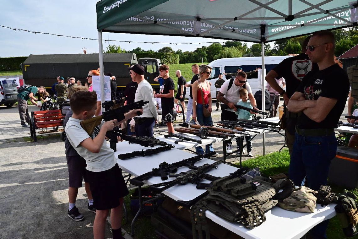 Militarny Dzień Otwarty „Ramię w Ramię 3 z Wojskiem” w Kędzierzynie-Koźlu. Był sprzęt wojskowy, pokazy i atrakcje dla całych rodzin