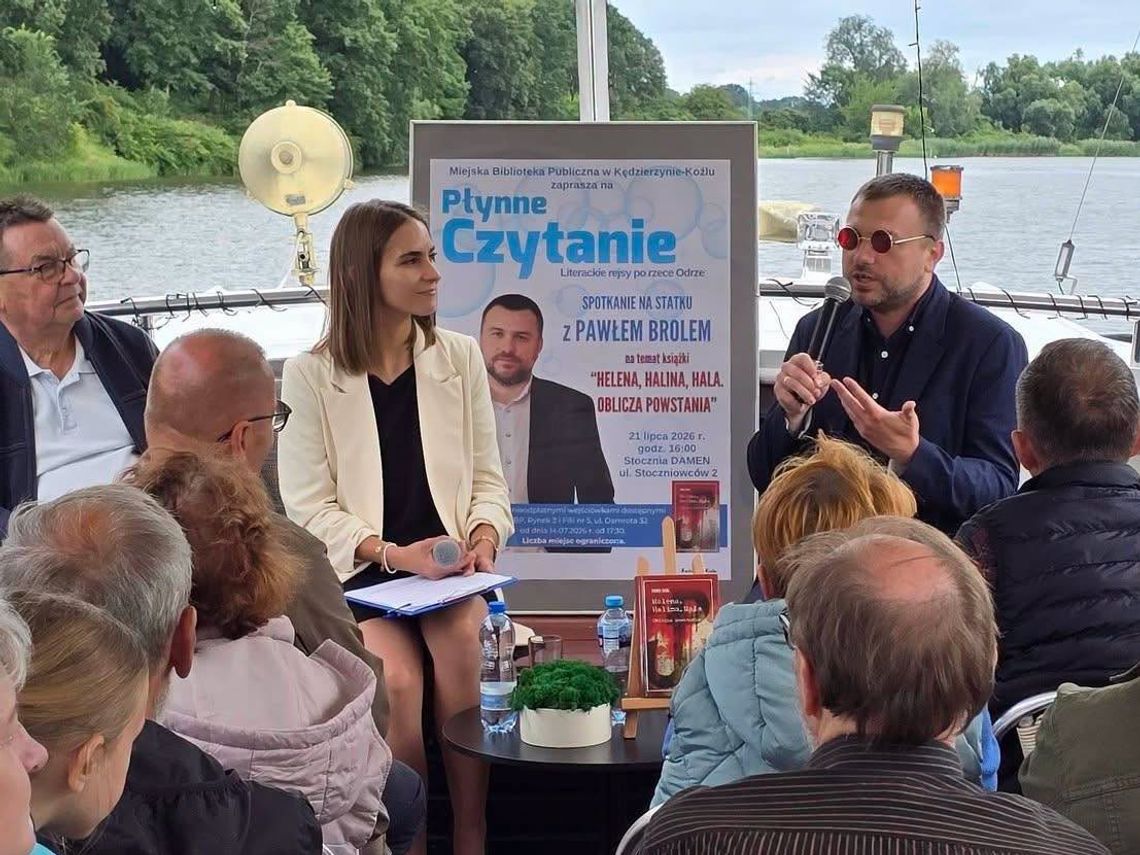 Miłośnicy literatury znów wypłynęli w rejs po Odrze. Tym razem swoją książkę czytał Paweł Brol Miłośnicy literatury znów wypłynęli w rejs po Odrze. Tym razem swoją książkę czytał Paweł Brol