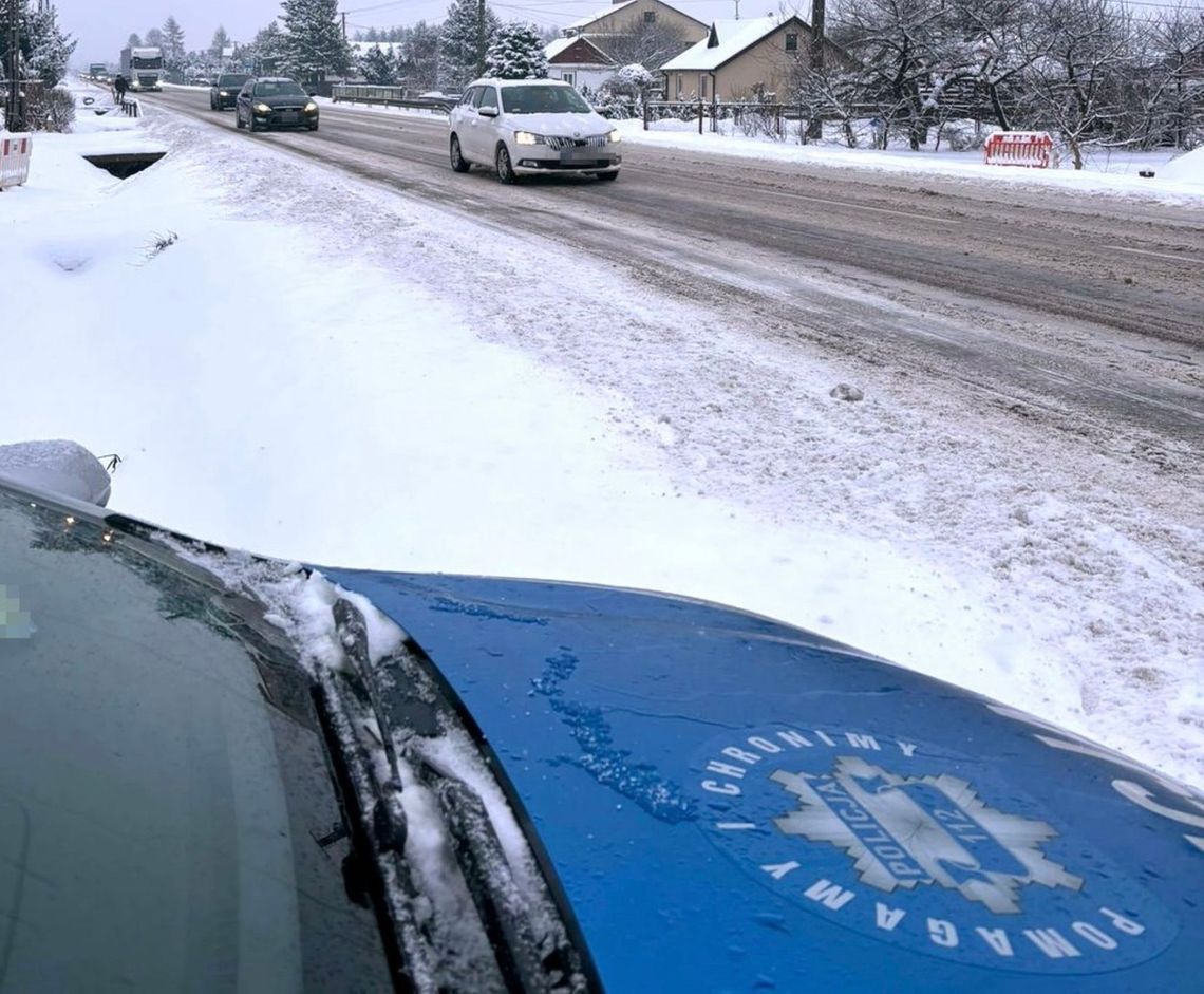 Mimo trudnych warunków jechał ponad sto na godzinę. Pirat drogowy zatrzymany w Większycach