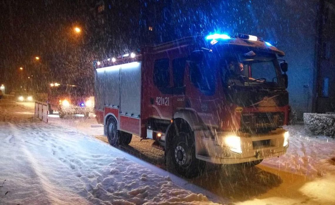 Mimo wyłączonego piecyka ulotnił się tlenek węgla. Kolejna interwencja strażaków w wieżowcu przy ulicy 9 Maja