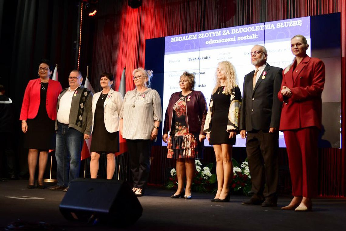 Ministra Edukacji Barbara Nowacka wręczyła odznaczenia najlepszym nauczycielom. Gala Święta Edukacji w Kędzierzynie-Koźlu