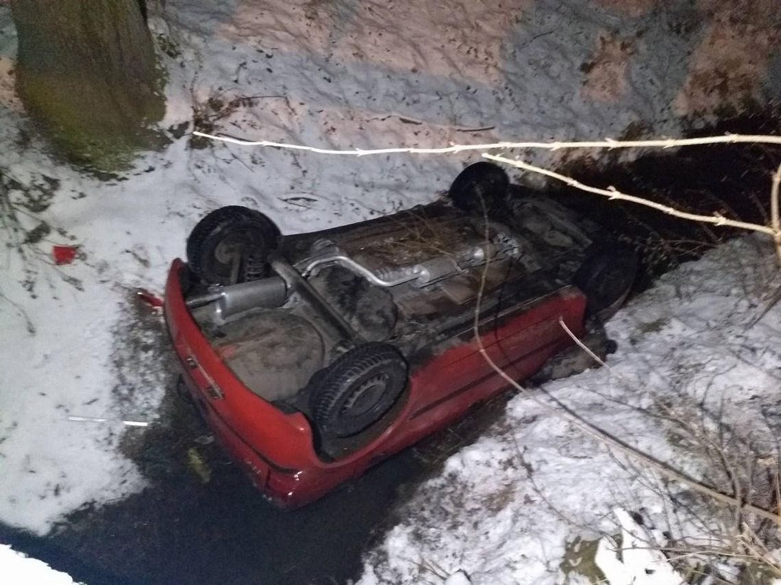 Mitsubishi na dachu w strumyku. Auto na łuku drogi wpadło w poślizg. ZDJĘCIA